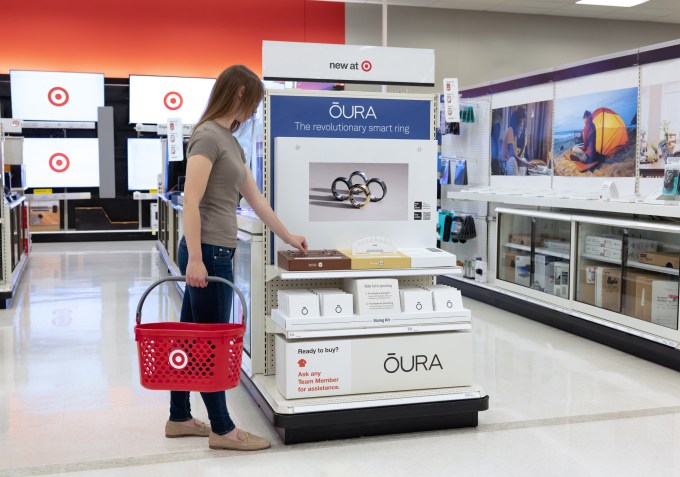 женщина просматривает витрину Oura в Target