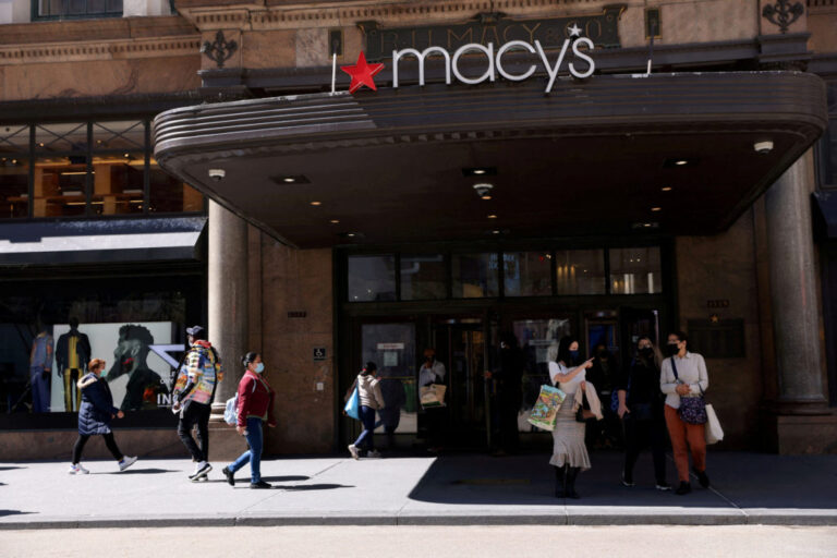 Macy's заявляет, что сотрудник скрыл расходы на сумму до 154 миллионов долларов, задержав полную публикацию доходов