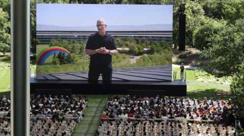 Тим Кук выступает на сцене Всемирной конференции разработчиков Apple в Купертино в понедельник