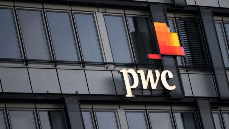 Десятки партнеров досрочно уходят на пенсию из бухгалтерского гиганта PwC | Денежные новости