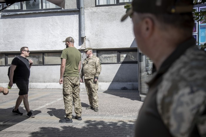 Вербовочный отряд патрулирует улицы Харькова в поисках мужчин боеспособного возраста