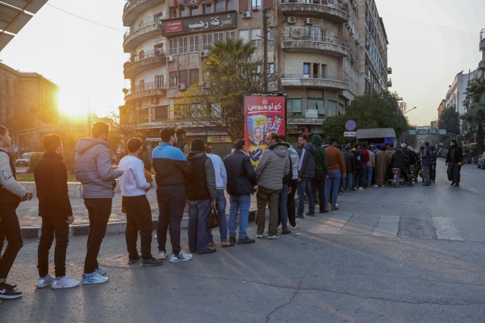 Люди в Алеппо стоят в очереди за хлебом