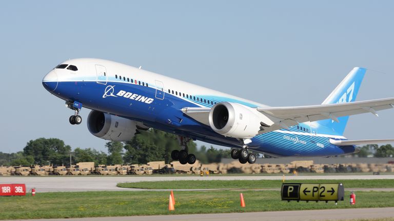 Boeing 787 Dreamliner в заводской окраске взлетает во время EAA Airventure 2011.