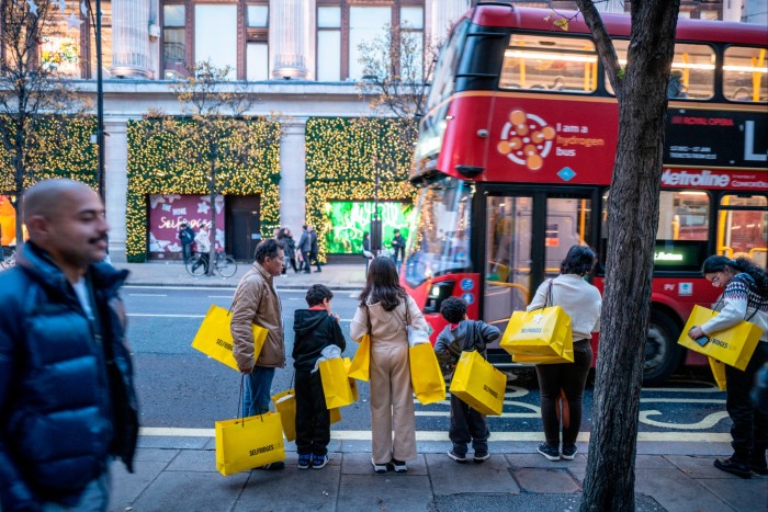 Рождественские покупатели на Оксфорд-стрит возле магазина Selfridges 