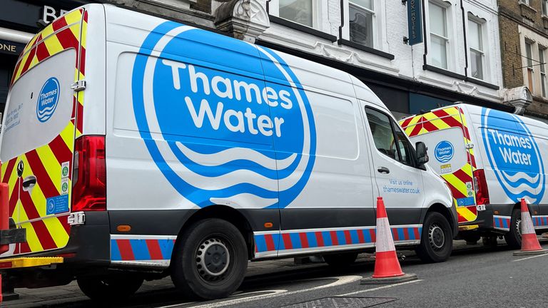 Фургоны Thames Water припаркованы на дороге во время ремонтных и технических работ в Лондоне, Великобритания, 3 апреля 2024 года. REUTERS/Toby Melville