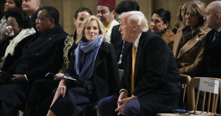 Трамп использовал фотографию себя с первой леди Джилл Байден, чтобы анонсировать новую линию ароматов