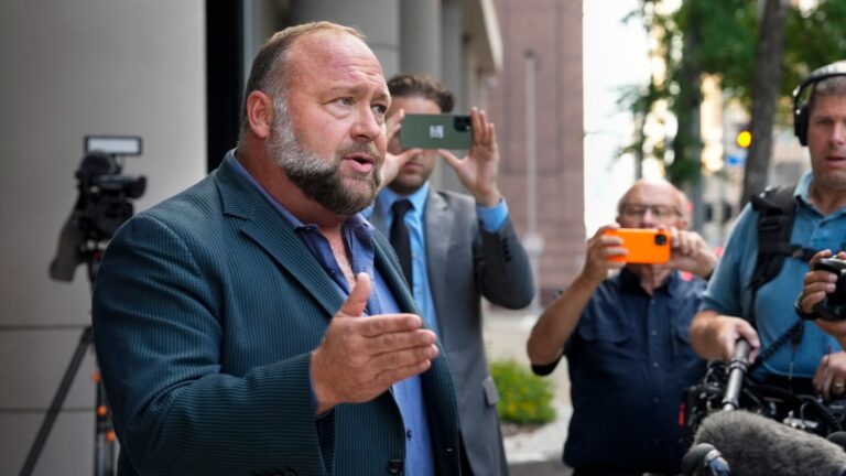 Заявка The Onion на контроль над Infowars Алекса Джонса заблокирована судьей