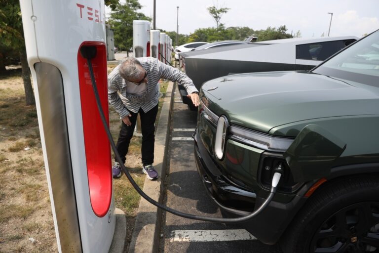 Tesla Superchargers: GM, Ford, Rivian и другие бренды электромобилей с доступом