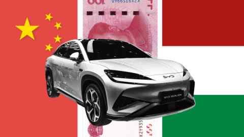 Автомобиль BYD, флаги Венгрии и Китая