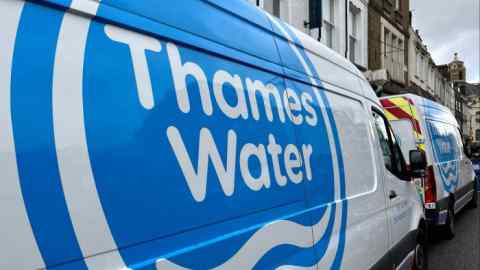 Фургоны Thames Water припаркованы на дороге в Лондоне