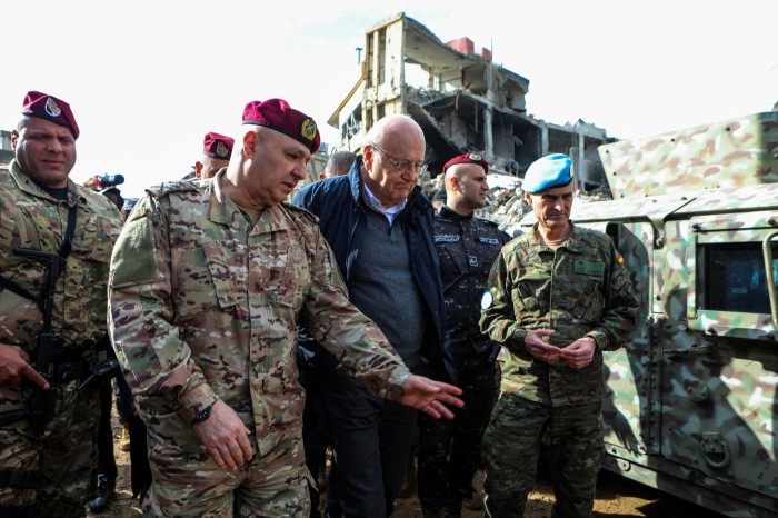 Премьер-министр Ливана Наджиб Микати и высокопоставленные военные осматривают здания, поврежденные в результате израильских ударов