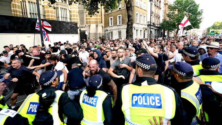 Полицейские столкнулись с протестующими во время акции протеста «Хватит есть достаточно» в Уайтхолле, Лондон, после смертельного ранения троих детей в праздничном клубе, оформленном в стиле Тейлор Свифт, в понедельник в Саутпорте. Дата снимка: среда, 31 июля 2024 г. Фото PA. См. историю штата Пенсильвания ПОЛИЦИЯ Саутпорта. Фотография предоставлена ​​следующим образом: Джордан Петтитт/PA Wire 