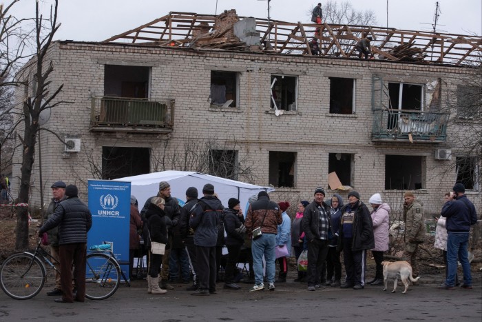 Многоквартирный дом, поврежденный российской ракетой