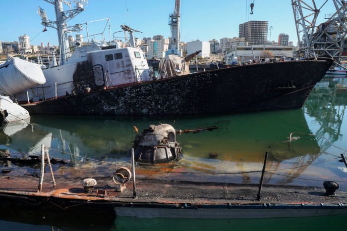 Сирийские военно-морские корабли и небольшие гражданские корабли уничтожены израильским авиаударом на прошлой неделе в порту Латакия, Сирия.