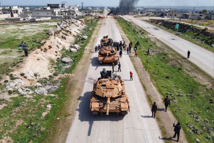 Сирийцы протестуют против турецкого военного танка М60Т, отправленного на север Сирии в 2020 году