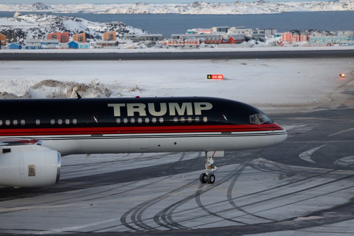 Самолет Трампа с Дональдом Трампом-младшим в Нууке, Гренландия, во вторник.