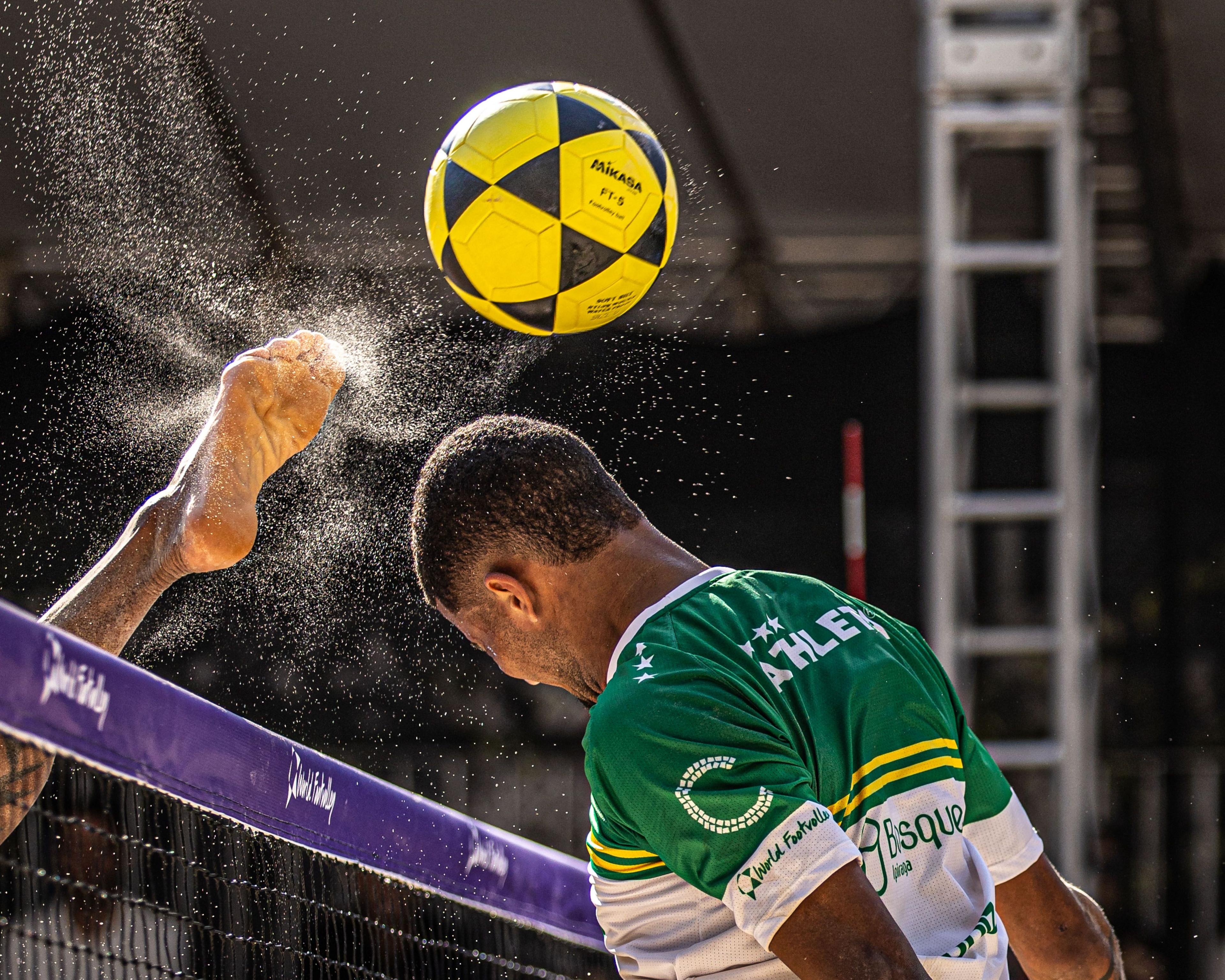 Момент атаки и защиты на World Footvolley Challenge в Сан-Паулу, Бразилия.