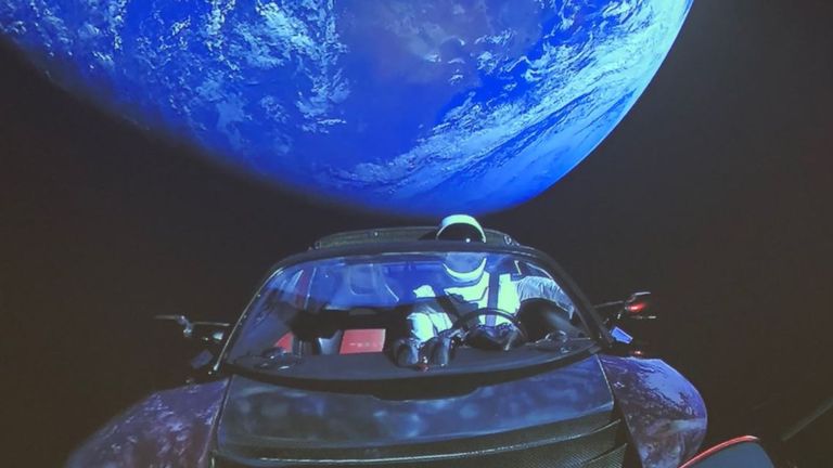 Tesla Roadster Илона Маска был запущен в космос во время испытательного полета Falcon Heavy в 2018 году. Фото: SpaceX