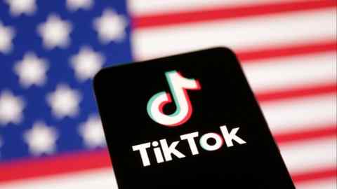 Флаг США и логотип TikTok.