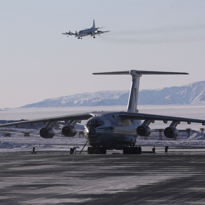 Исследовательский самолет НАСА в рамках операции IceBridge приземляется на космической базе Питуффик в 2017 году.