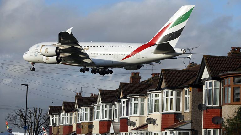 Архивное фото от 01.04.2016: самолет Airbus A380 авиакомпании Emirates приземляется над домами недалеко от аэропорта Хитроу на западе Лондона. Согласно исследованию, воздействие авиационного шума может увеличить вероятность сердечного приступа. Исследователи из Университетского колледжа Лондона (UCL) обнаружили, что люди, которые живут рядом с аэропортами и подвергаются шуму от взлетающих и приземляющихся самолетов, могут подвергаться большему риску ухудшения здоровья сердца. Дата выпуска: среда, 8 января 2025 г.