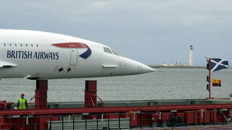 Один из флота Конкорда прибывает на Атомную электростанцию ​​Torness на своем путешествии в Музей полета в Восточной Фортуне с маяком сарая на заднем плане Данбара.