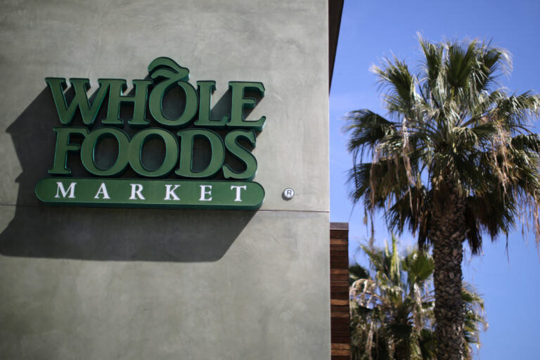 Рабочие на рынке филадельфийских Whole Foods становятся первыми в стране, чтобы Unionize
