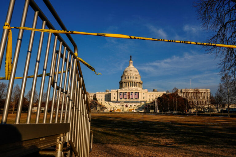 Трамп предлагает всем федеральным работникам выкуп с 7 месяцами оплаты