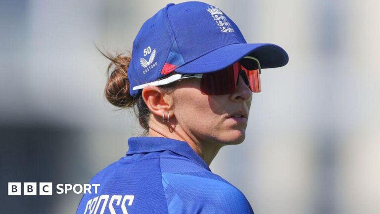 Women's Ashes 2025: Кейт Кросс пропустит открытие ODI из-за травмы спины