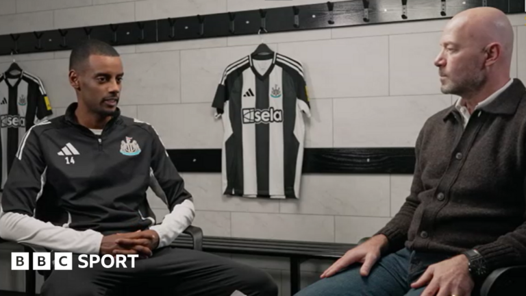Newcastle United: Алан Ширер берет интервью у Александра Исака