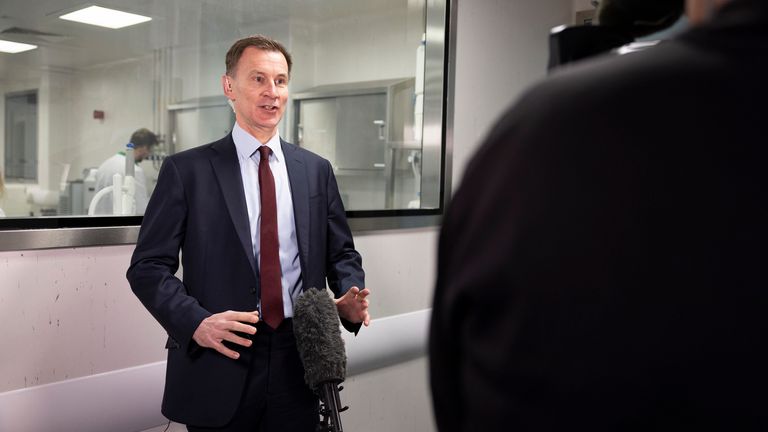 Astrazeneca отключите завод против вакцины в 450 миллионов фунтов стерлингов в Ливерпуле после сокращения рабочего финансирования | Политические новости