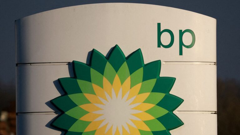 BP сокращает инвестиции возобновляемых источников энергии и повышает производство ископаемого топлива | Денежные новости