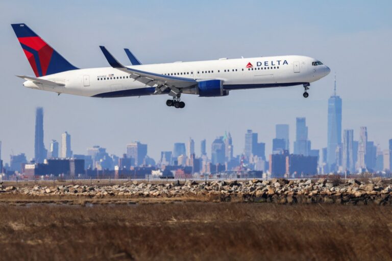 Delta Air Lines анонсирует на выставке CES 2025 помощника на базе искусственного интеллекта в своем мобильном приложении, а также бесплатные бортовые YouTube Premium и Music.