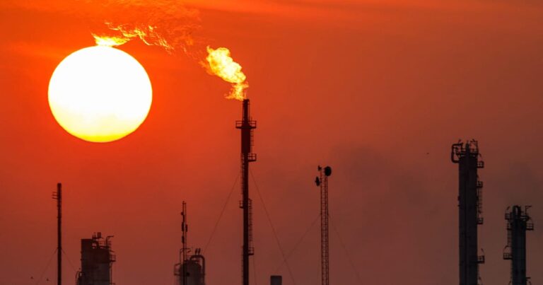 Украина попадает в ключевой российский нефтяной нефтяной нефтеперерабатывающий завод в массивной атаке беспилотников — Politico