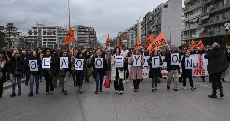Тысячи протестов в отношении смертельной аварии на поезде в Греции — Политико