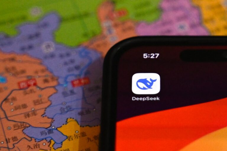 DeepSeek достигает № 1 в США Play Store