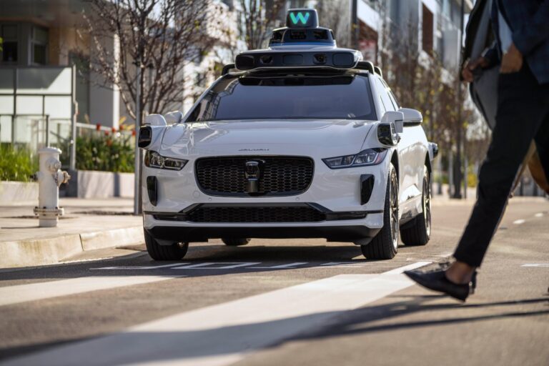 Мы поговорили с парнем, который застрял в роботакси Waymo на головокружительной петле.