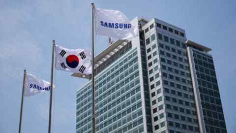 Samsung прогнозирует прибыль от слабых продаж чипа, так как укусы в США укусы