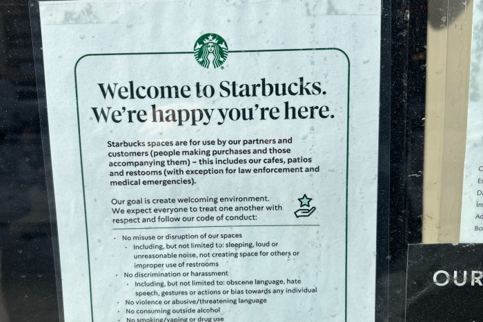 Версия нового публичного кодекса поведения Starbucks на витрине одного из магазинов на Манхэттене на прошлой неделе.