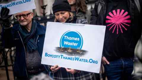 Участники кампании против Thames Water у Высокого суда 17 декабря 2024 года в Лондоне.