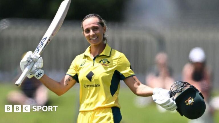 Women's Ashes 2025: Эш Гарднер играет «один из лучших подач Ashes» и получает «улов века»