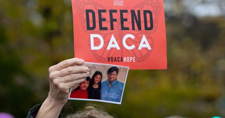 Апелляционный суд снова объявляет DACA незаконным, но сохраняет иммиграционную политику