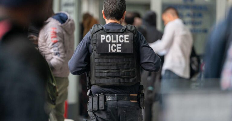 Чиновники Трампа отменяют политику Байдена, запрещающую ICE арестовывать вблизи «чувствительных мест», таких как школы и церкви.