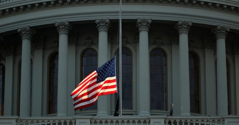 Джонсон заявил, что во время инаугурации Трампа флаги Капитолия будут подняты в полном составе