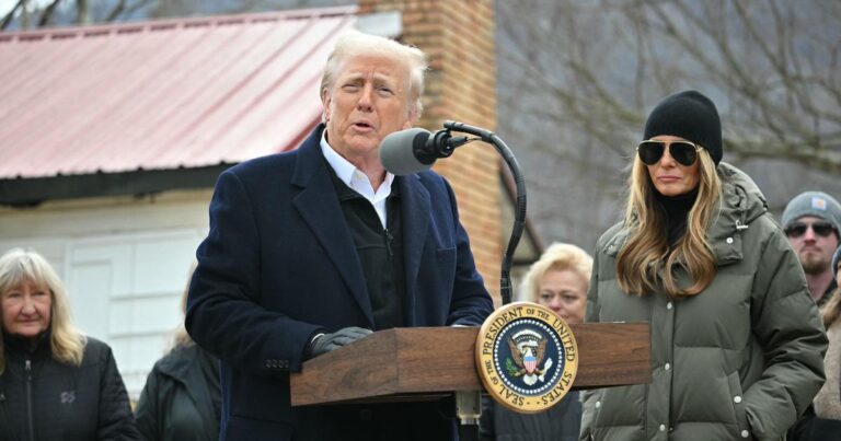 Трамп пропагандирует «избавление от FEMA», посещая районы стихийных бедствий в Северной Каролине и Калифорнии.