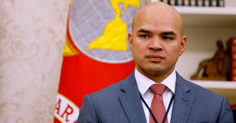 Министерство юстиции направлено на то, чтобы отклонить дело о секретных документах против бывших обвиняемых Трампа