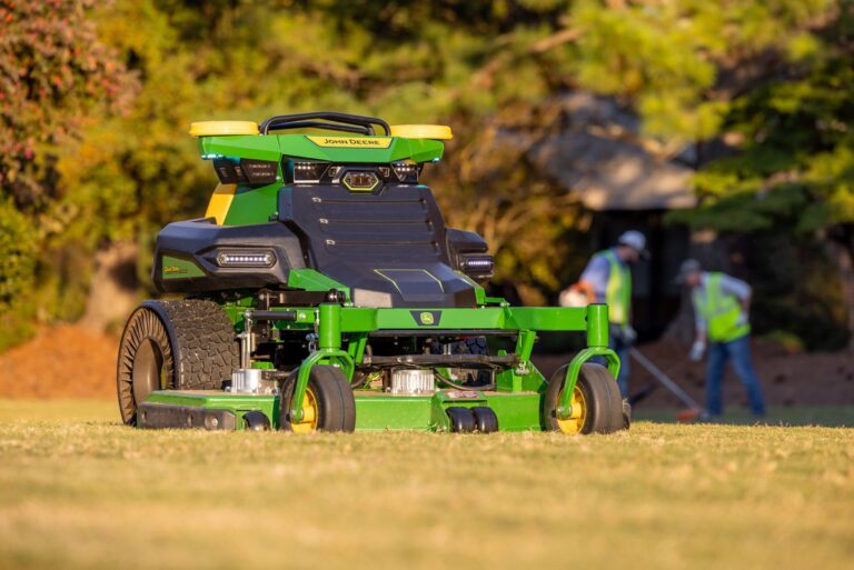 Новая газонокосилка-робот John Deere придет на помощь ландшафтным дизайнерам