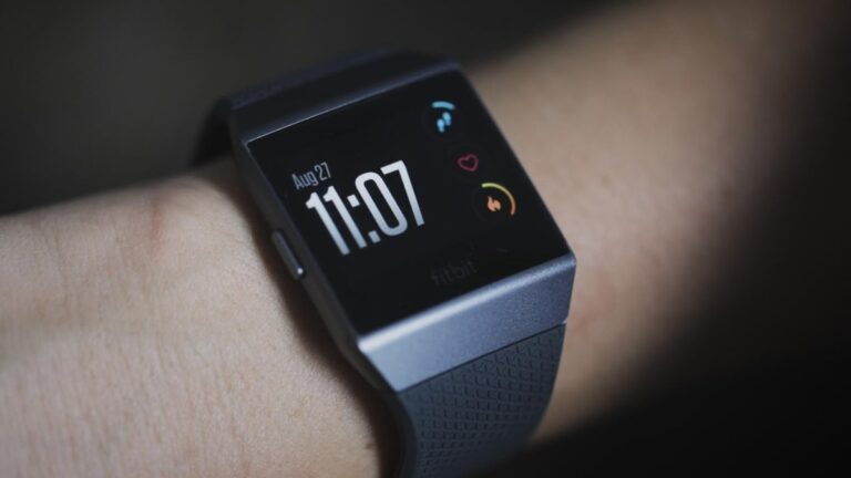 Fitbit оштрафовали на 12 миллионов долларов за сожжение умных часов Ionic