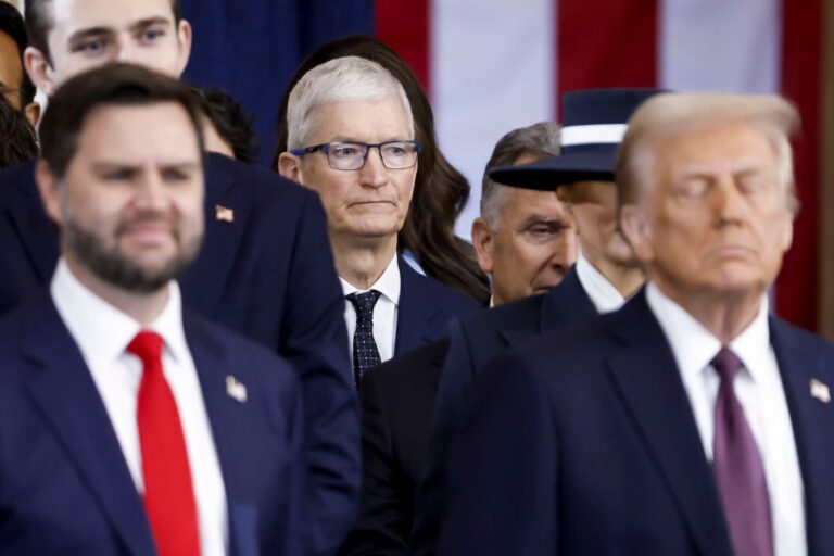Генеральный директор Apple Тим Кук говорит, что тарифы на добавление 900 миллионов долларов в 3 -м квартале, но в будущем неопределенность