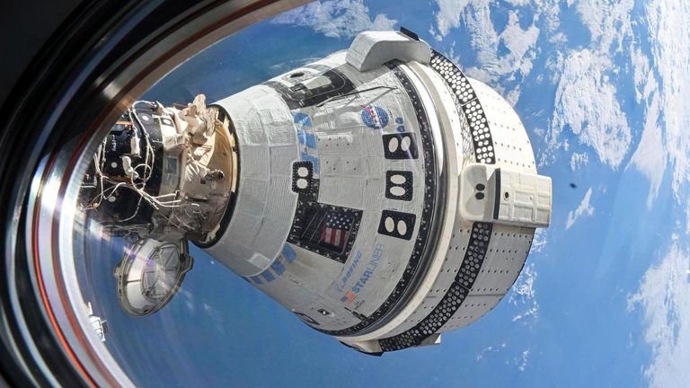На этой фотографии, предоставленной НАСА, изображен космический корабль Boeing Starliner, который доставил астронавтов Бутча Уилмора и Суни Уильямс на Международную космическую станцию, пристыкованную к переднему порту модуля «Гармония», 3 июля 2024 года. Вид из окна космического корабля SpaceX Dragon Endeavour, пристыкованного к соседнему порту. . (НАСА через AP)
